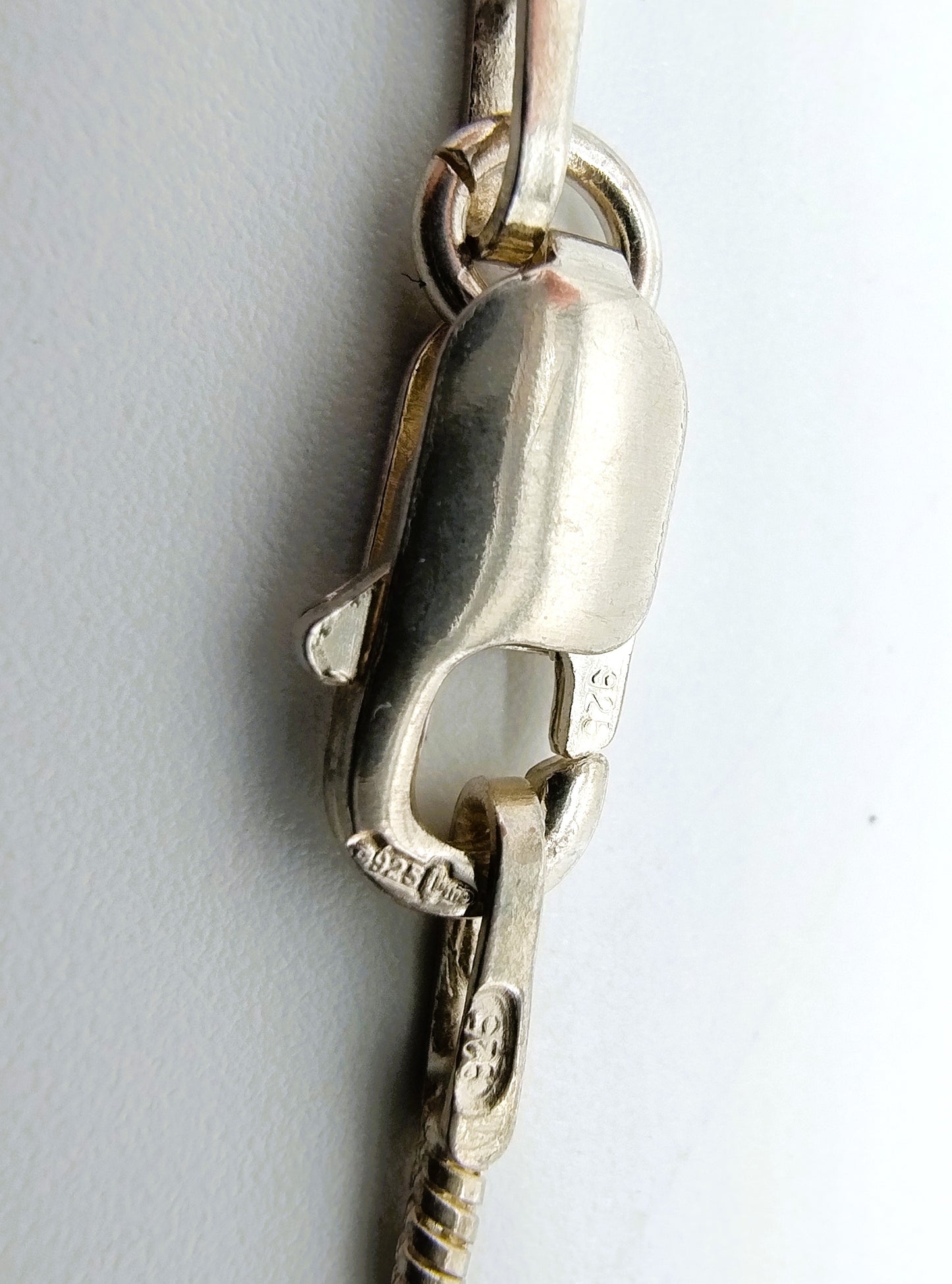 Silver snake chain with design pendant, 42 cm.