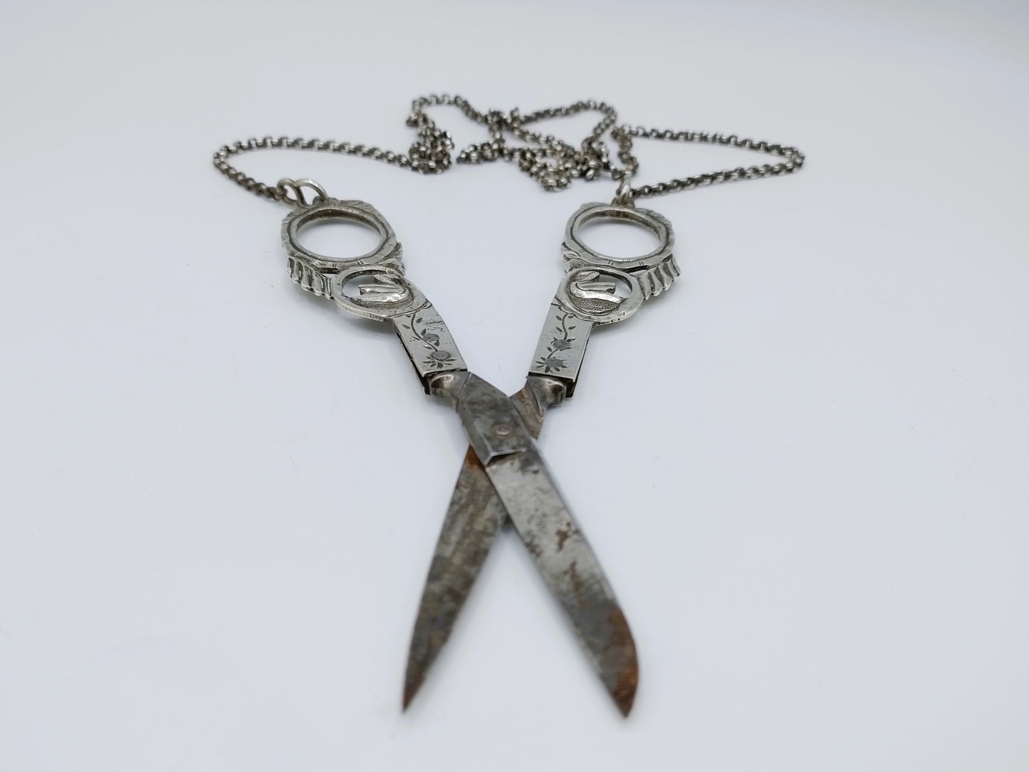 Silver scissors on a jasseron chain, HJ Halbertsma, Gorredijk 19th century