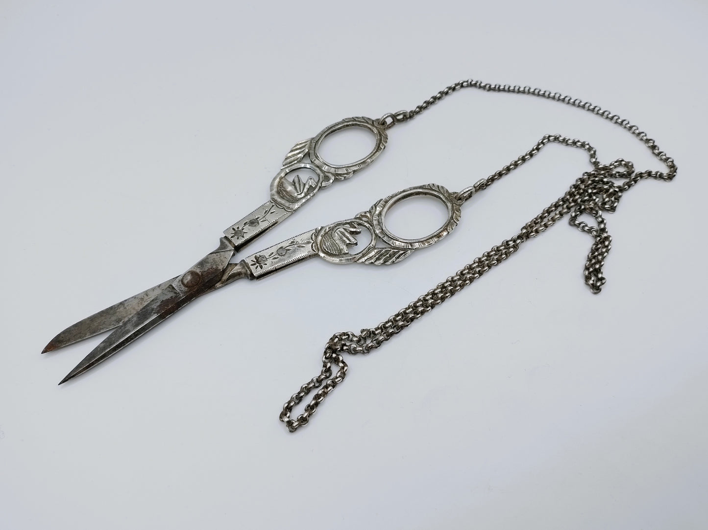 Silver scissors on a jasseron chain, HJ Halbertsma, Gorredijk 19th century