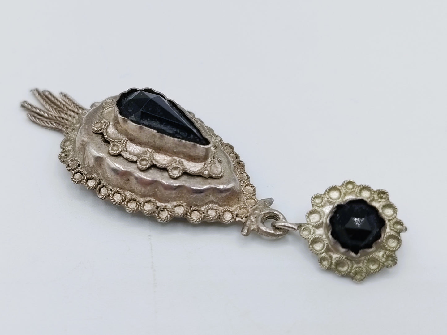 Silver (mourning) costume pendant with jets