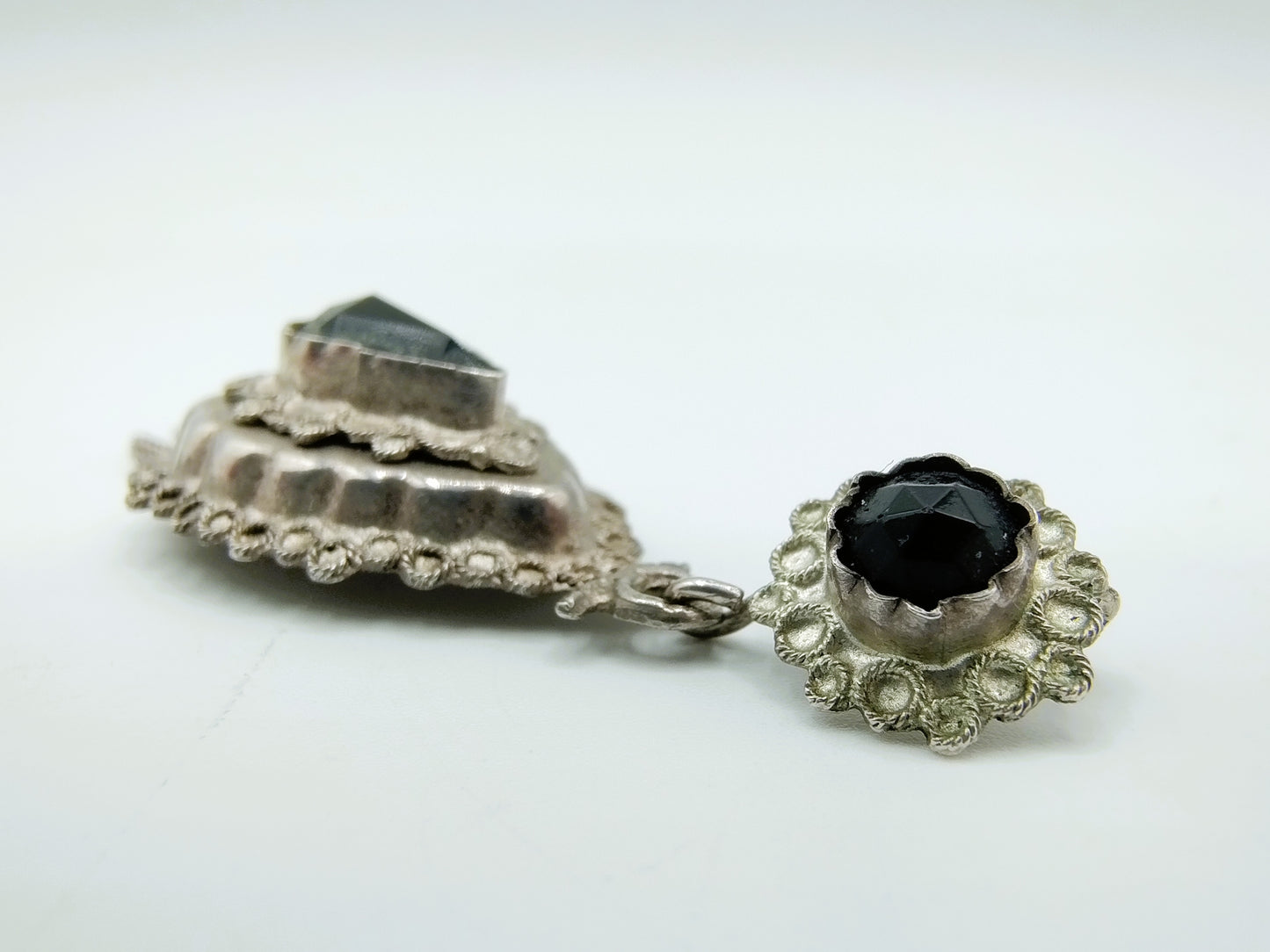 Silver (mourning) costume pendant with jets
