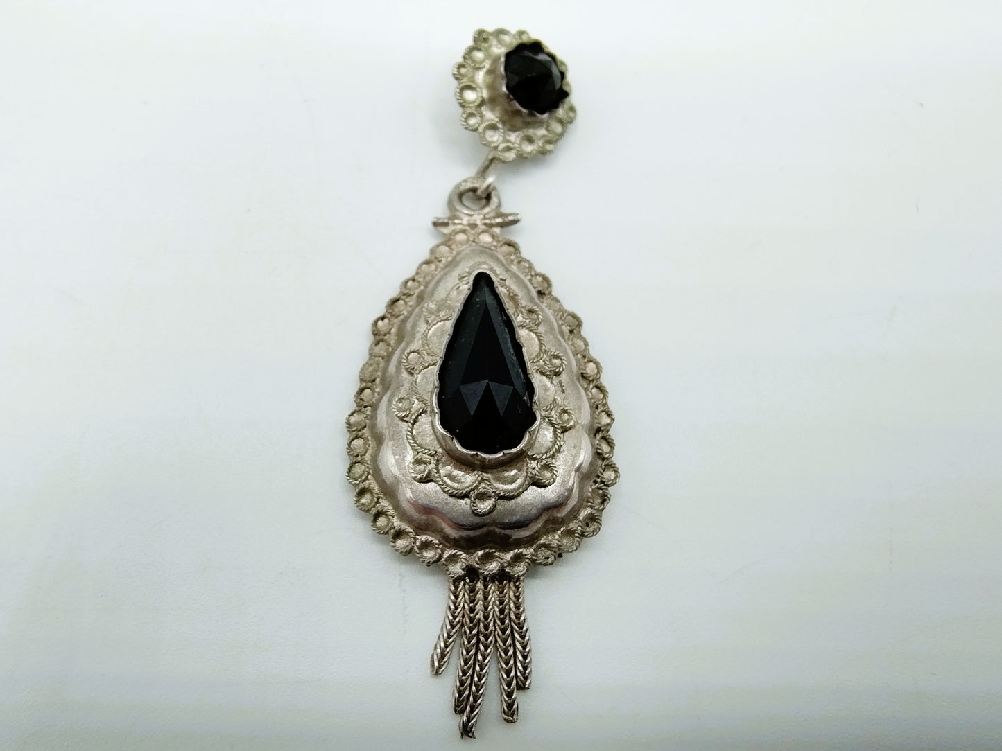 Silver (mourning) costume pendant with jets