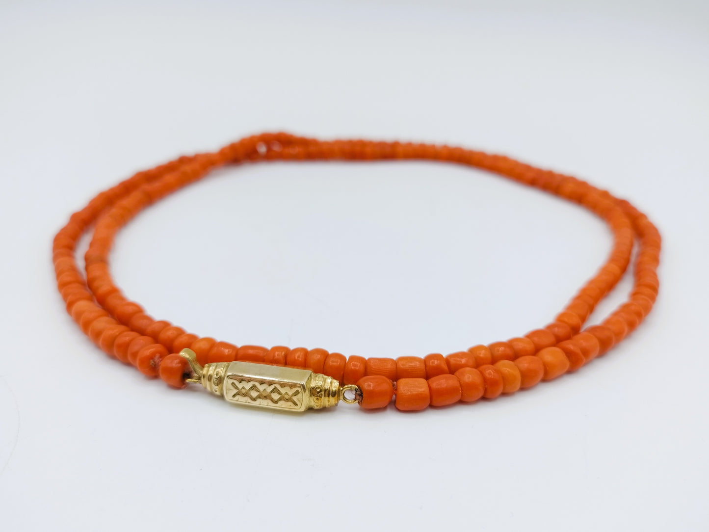 Red coral necklace with gold clasp, 77 cm