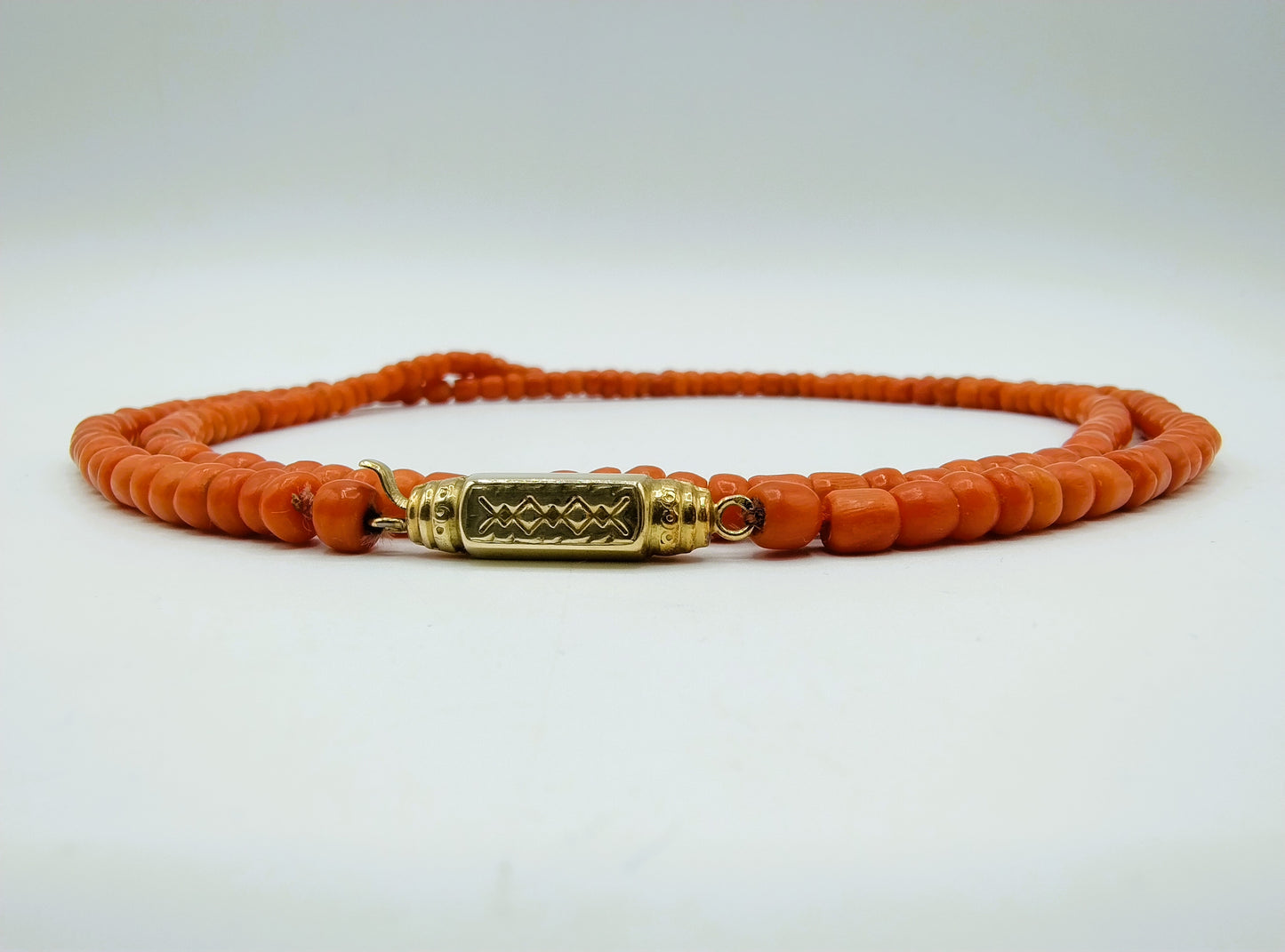 Red coral necklace with gold clasp, 77 cm