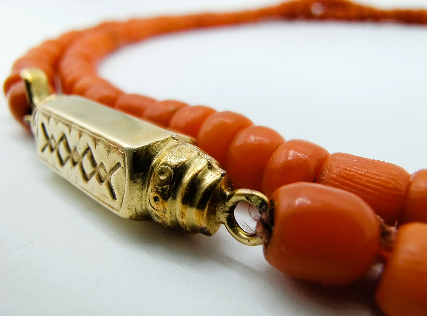 Red coral necklace with gold clasp, 77 cm