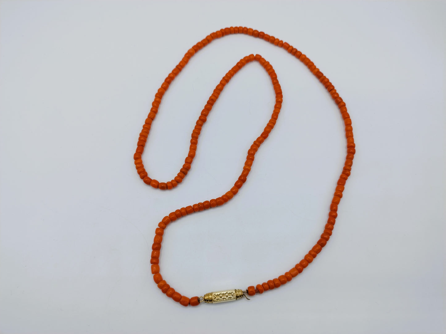 Red coral necklace with gold clasp, 77 cm