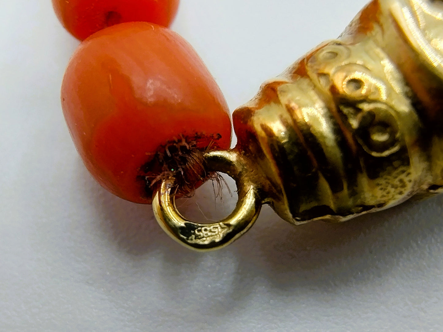 Red coral necklace with gold clasp, 77 cm