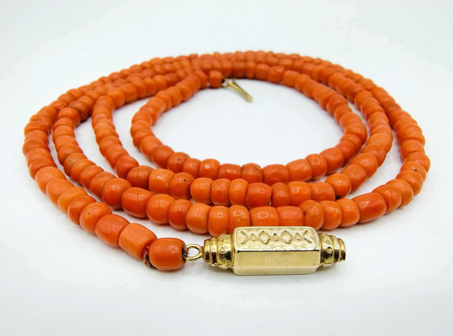 Red coral necklace with gold clasp, 77 cm