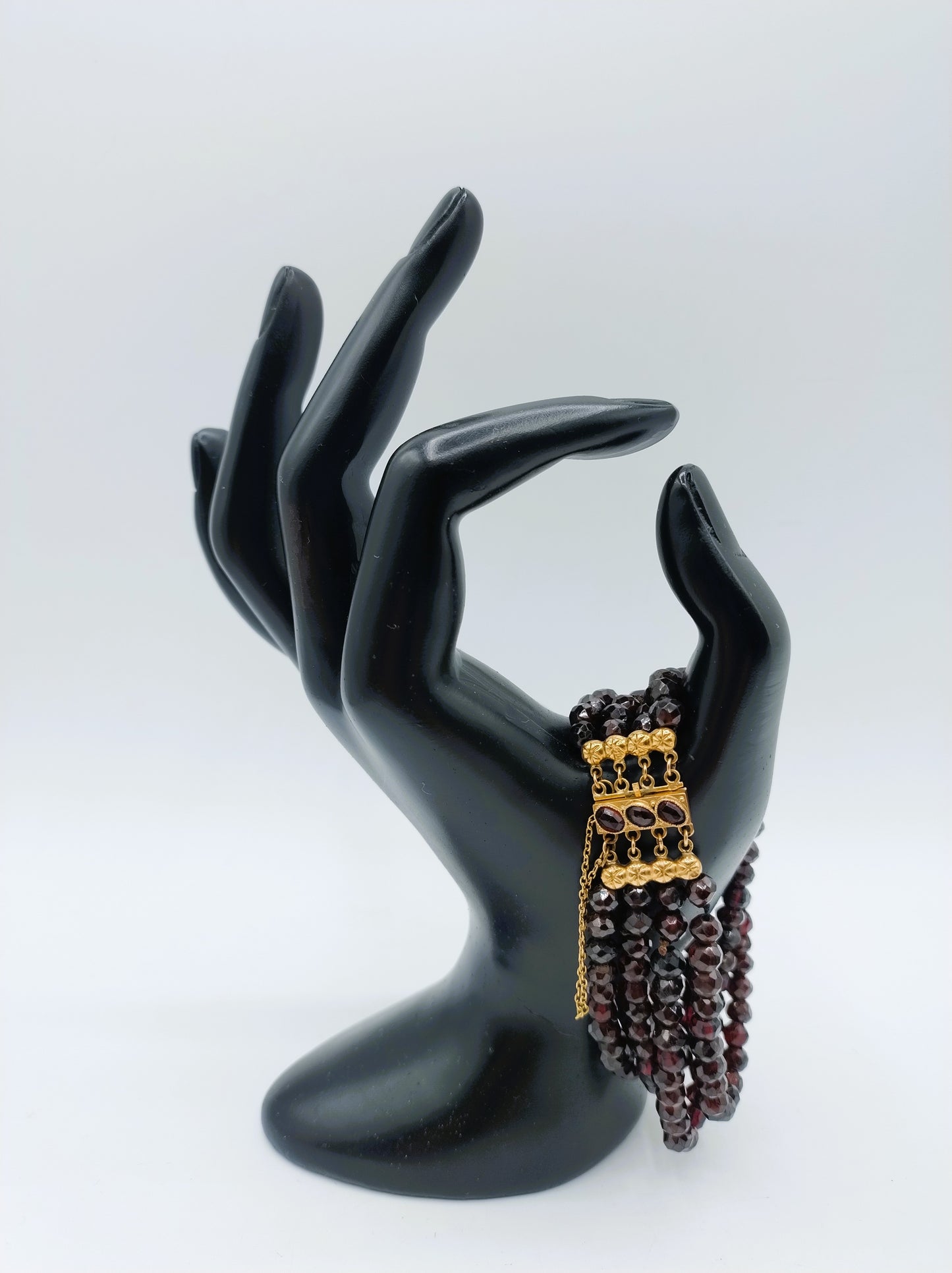 Granaten armband met 3-delig gouden slot, 20 cm.