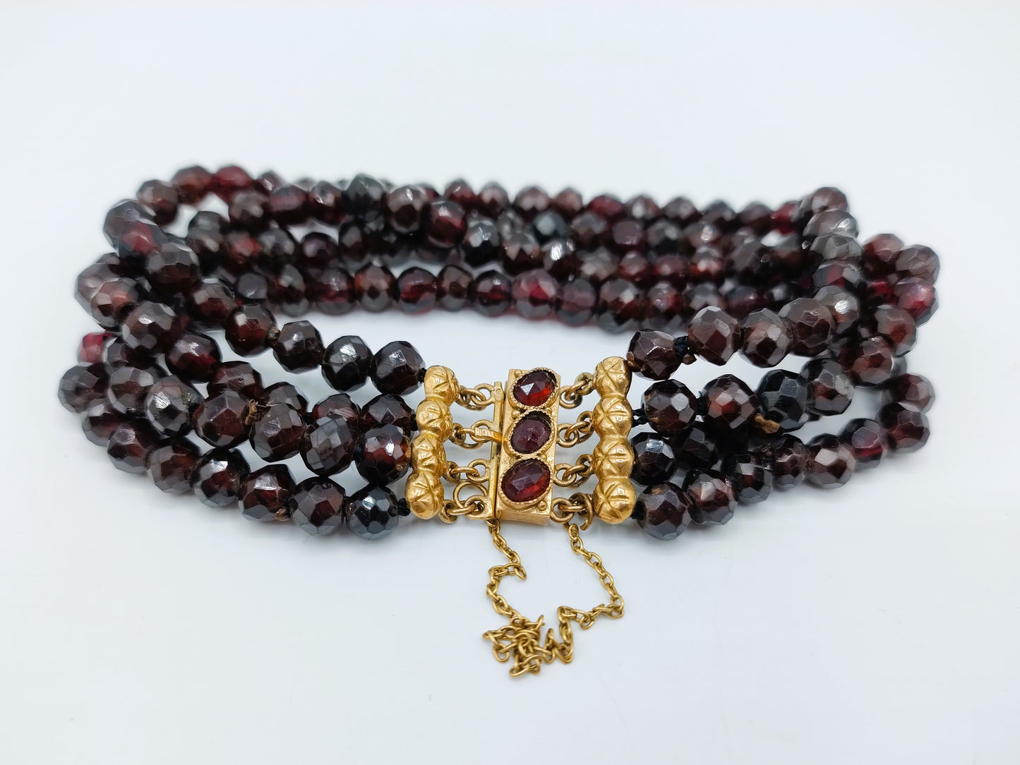 Granaten armband met 3-delig gouden slot, 20 cm.