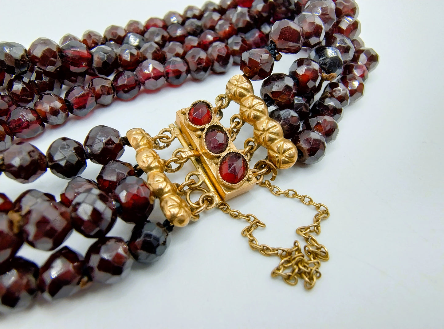 Granaten armband met 3-delig gouden slot, 20 cm.