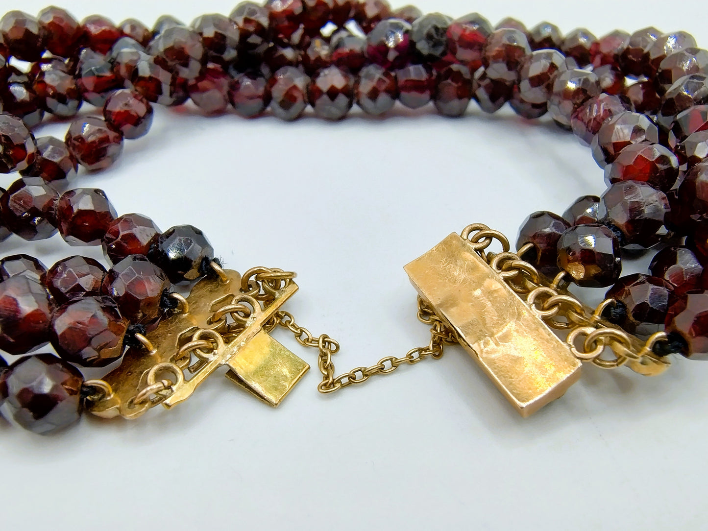 Granaten armband met 3-delig gouden slot, 20 cm.