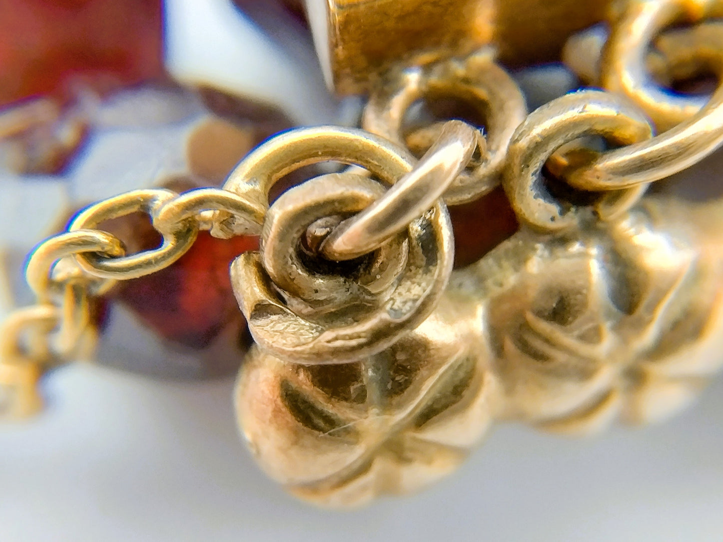 Granaten armband met 3-delig gouden slot, 20 cm.