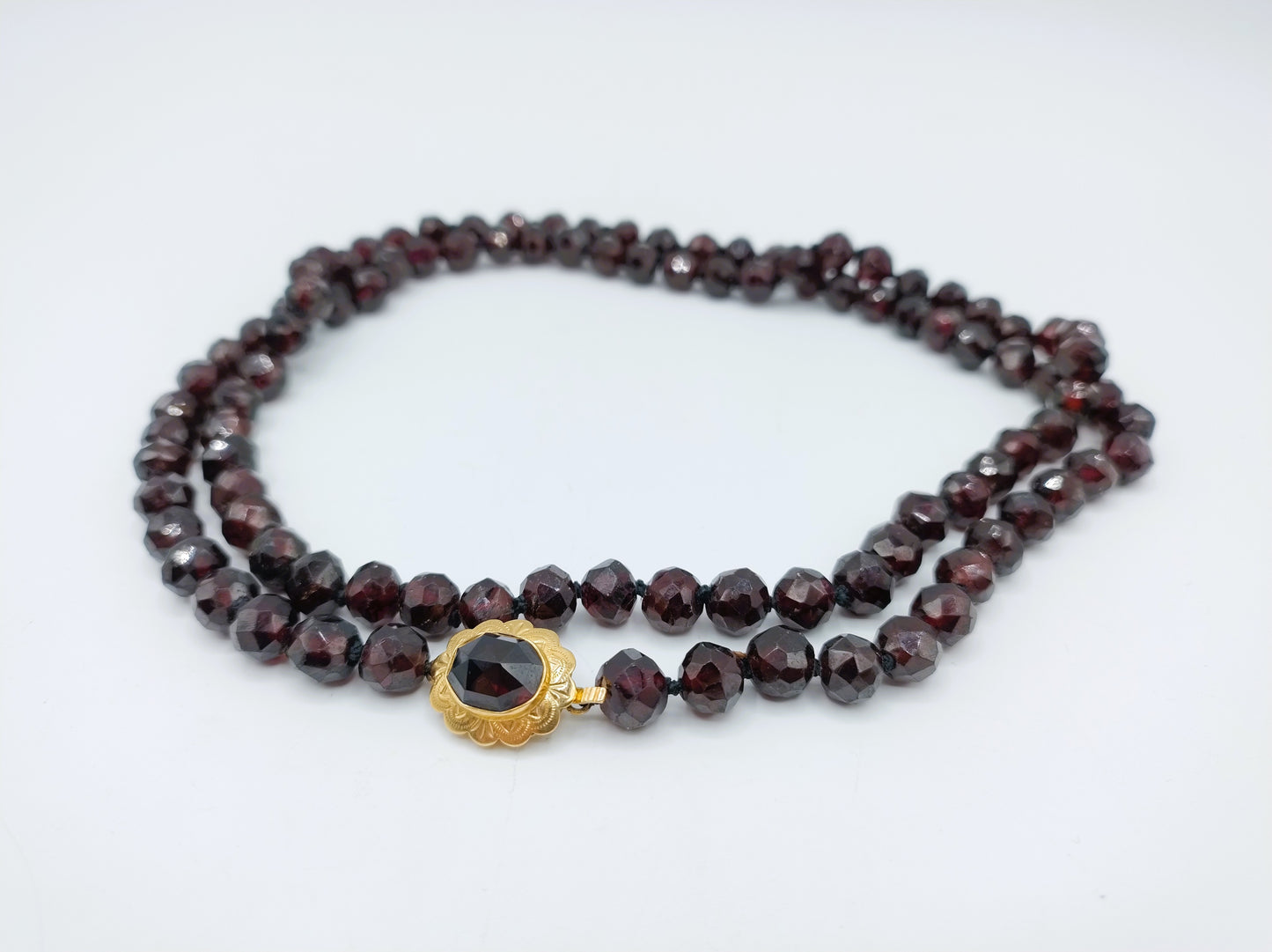 Garnet necklace with gold clasp, 76 cm