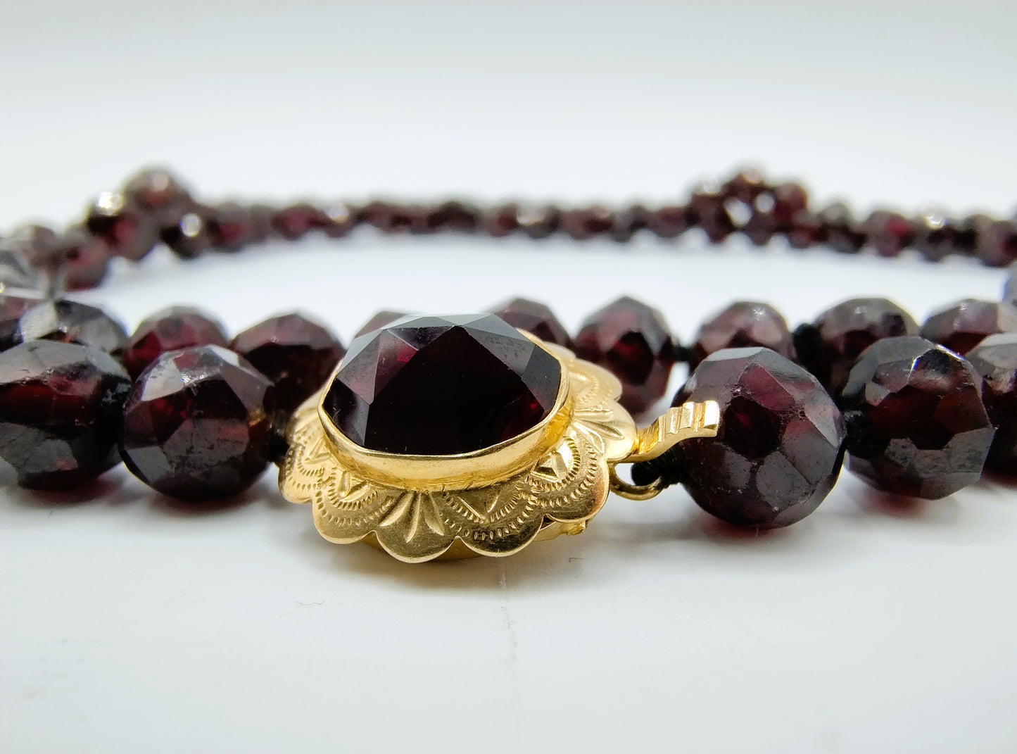 Garnet necklace with gold clasp, 76 cm