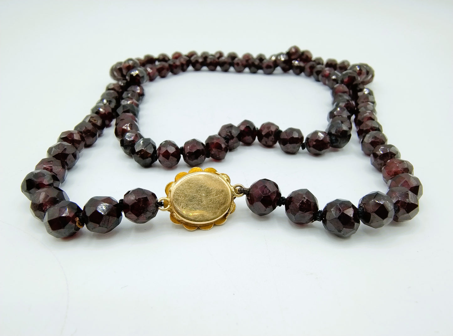 Garnet necklace with gold clasp, 76 cm