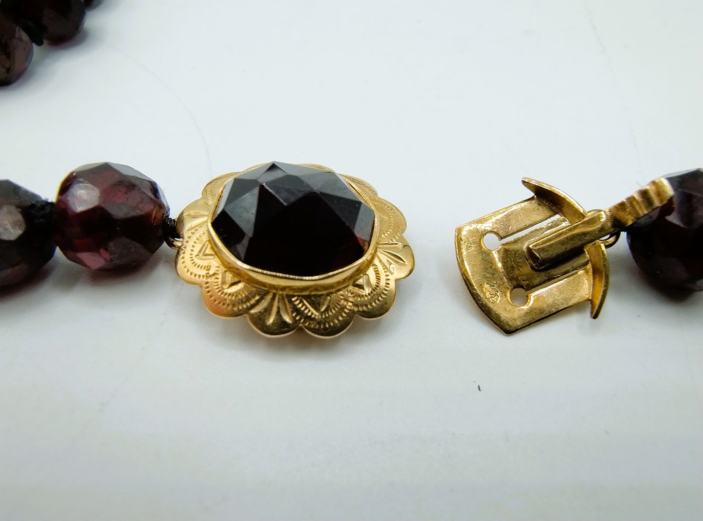 Garnet necklace with gold clasp, 76 cm