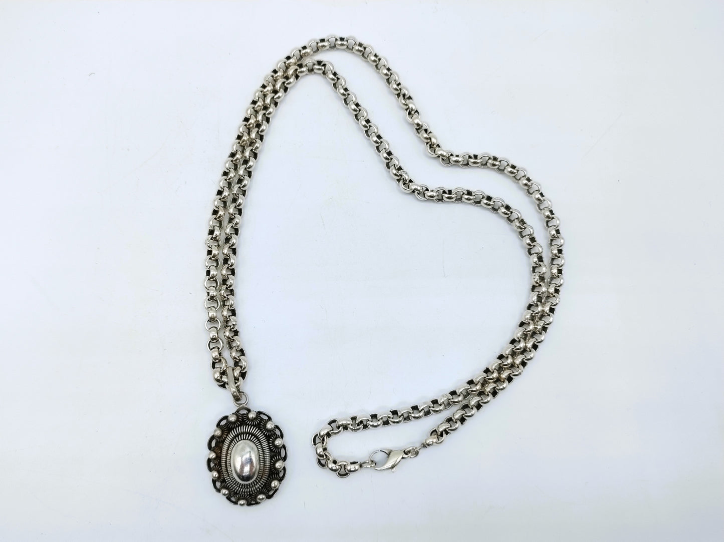 Silver jasseron chain with Zeeland button pendant, 71.5 cm.