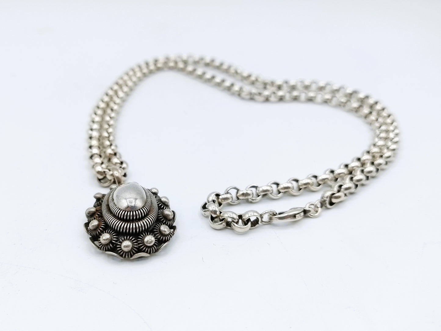 Silver jasseron chain with Zeeland button pendant, 71.5 cm.