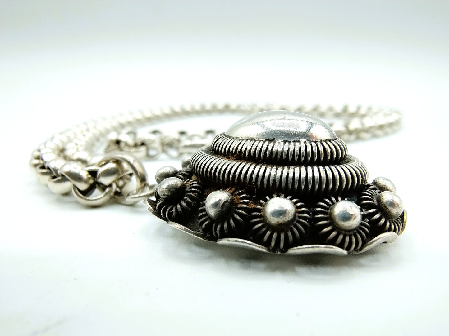 Silver jasseron chain with Zeeland button pendant, 71.5 cm.