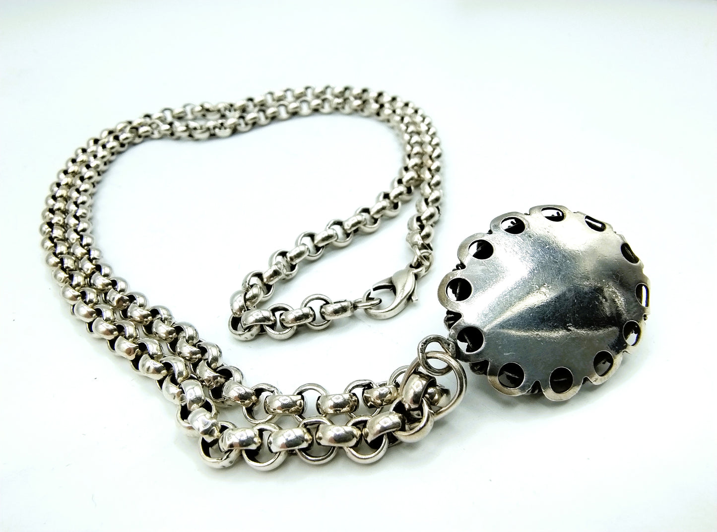 Silver jasseron chain with Zeeland button pendant, 71.5 cm.