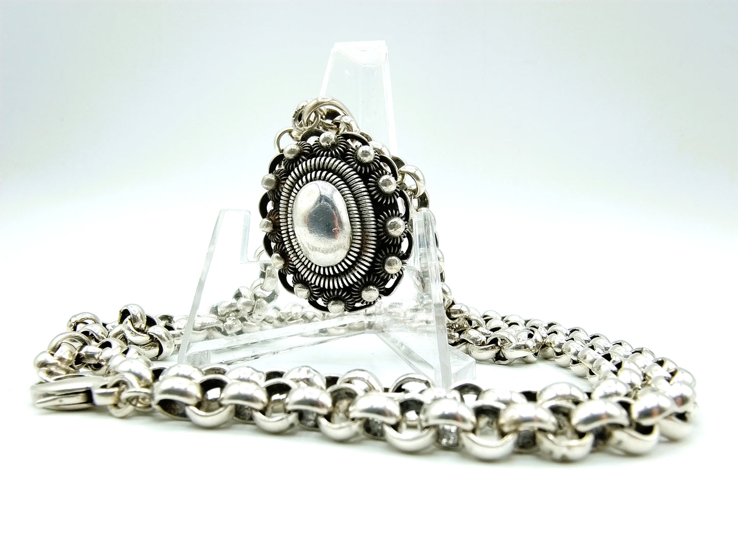 Silver jasseron chain with Zeeland button pendant, 71.5 cm.