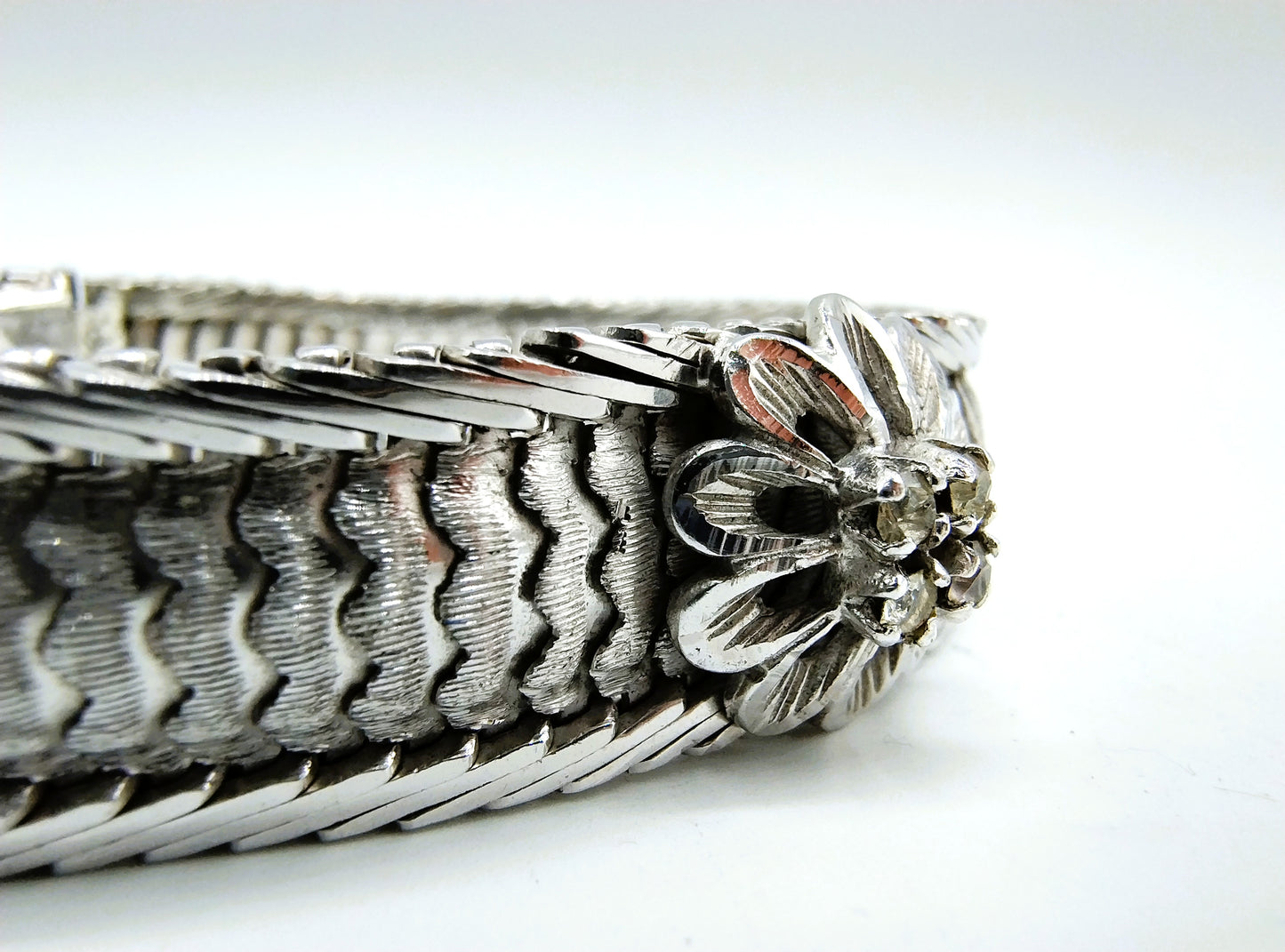 Vintage zilveren armband met rozet en steentjes, 19 cm.