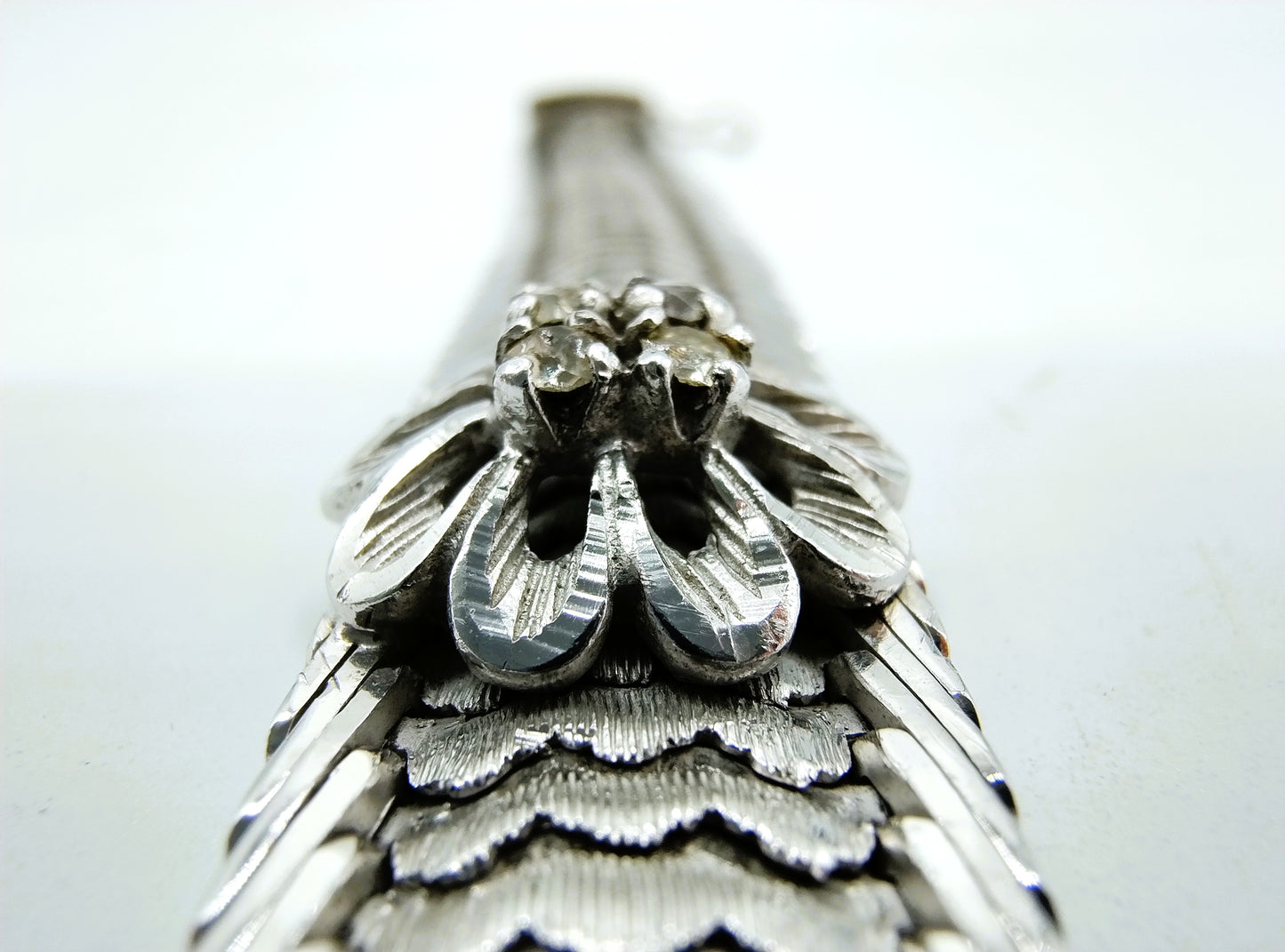 Vintage zilveren armband met rozet en steentjes, 19 cm.