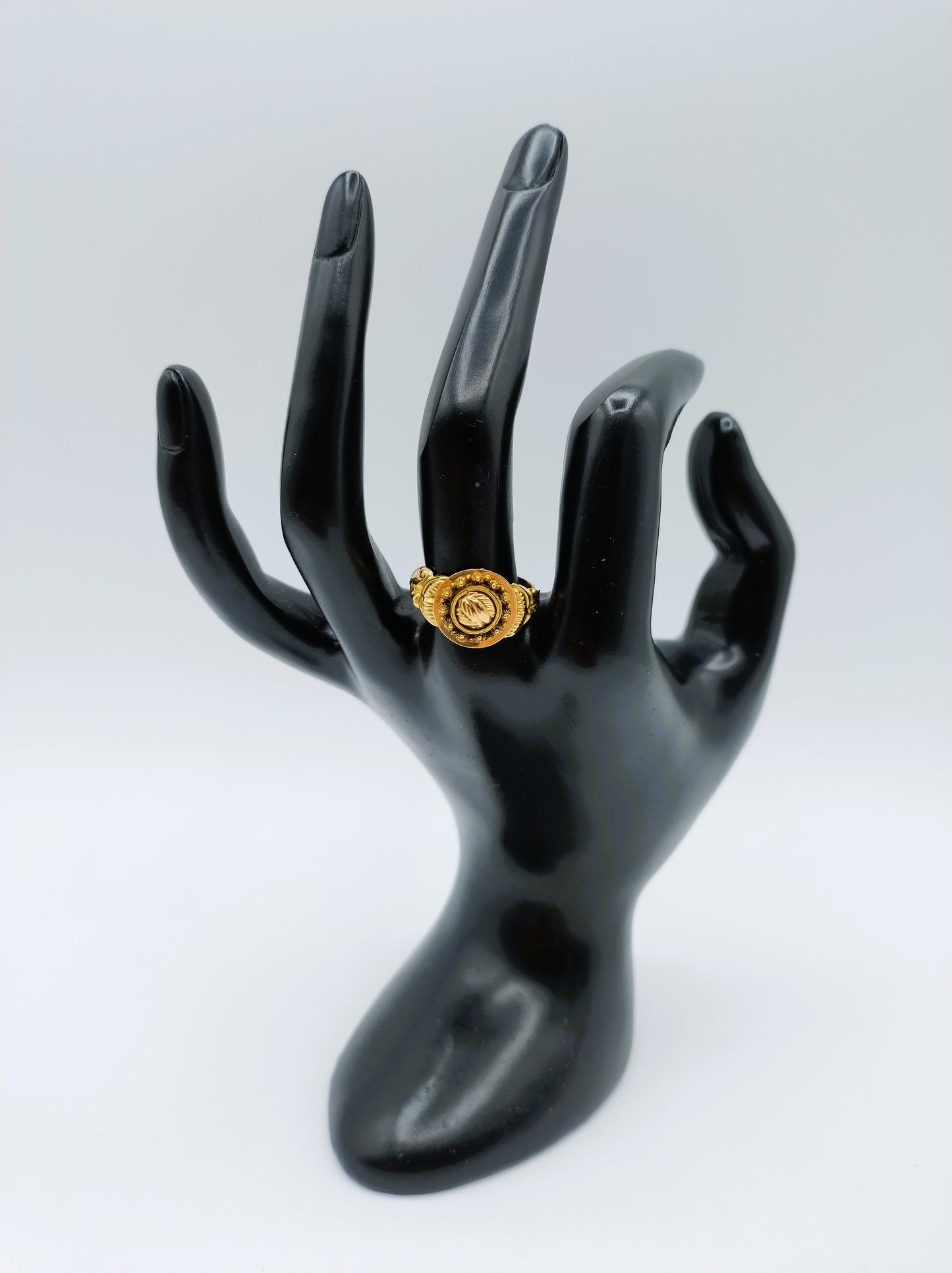 18 carat gold ring with Zeeland buttons, 19 mm