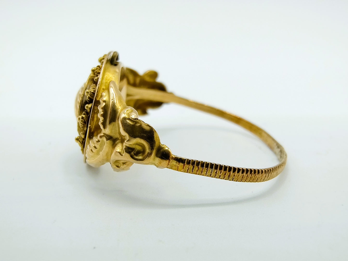 18 carat gold ring with Zeeland buttons, 19 mm