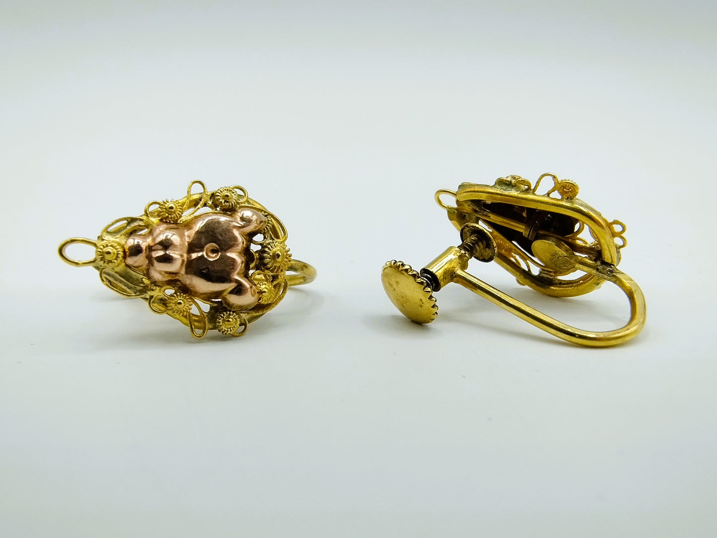 Gouden schroef oorbellen, filigrein goud.