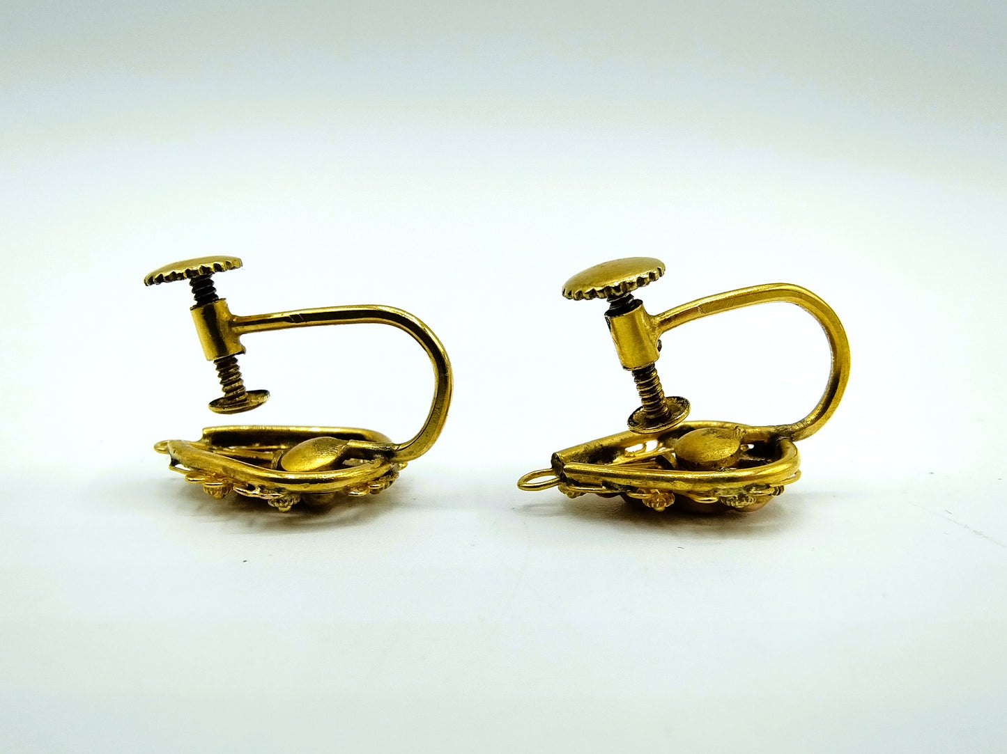 Gouden schroef oorbellen, filigrein goud.