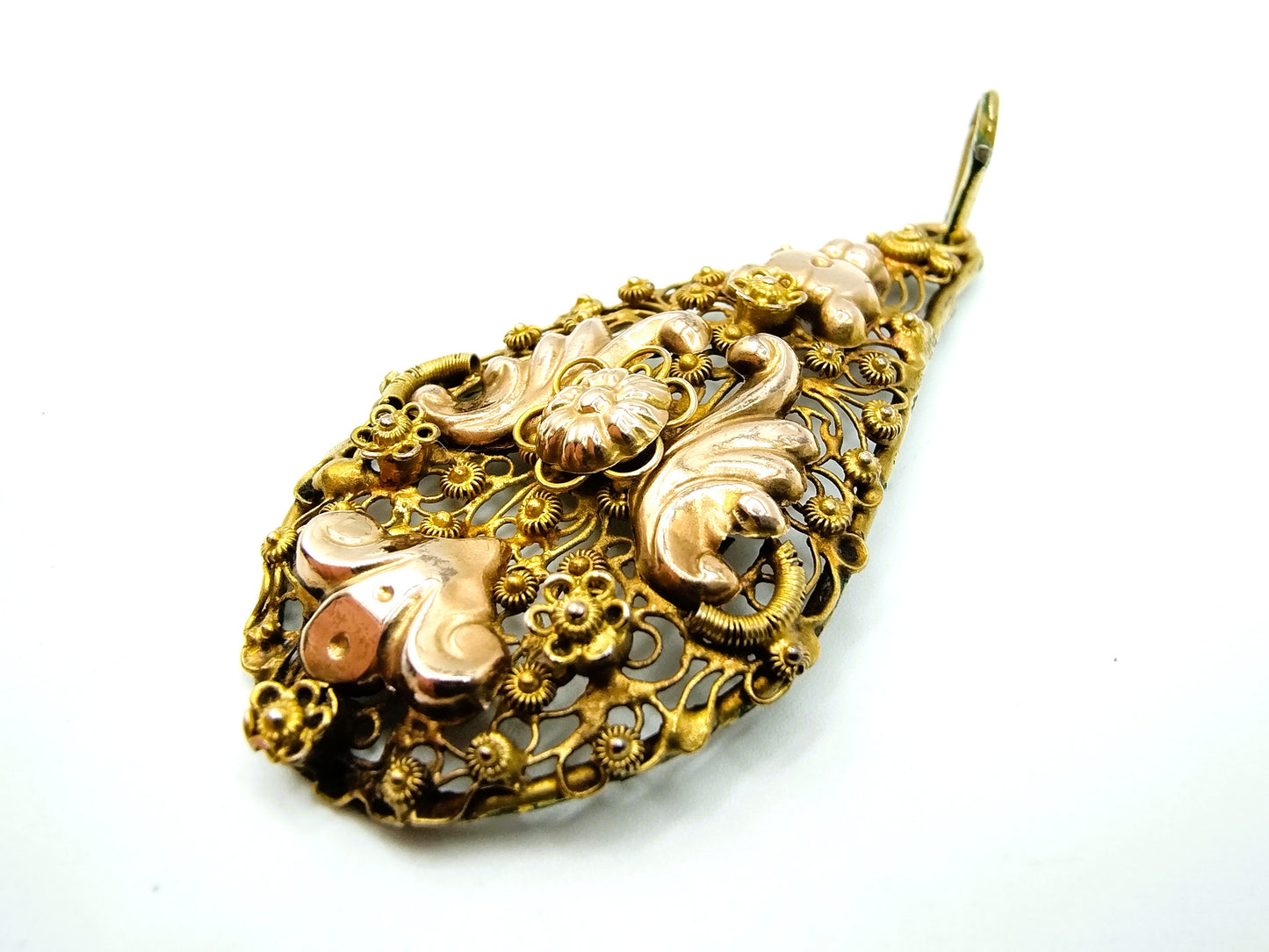 14K gold filigree pendant,
