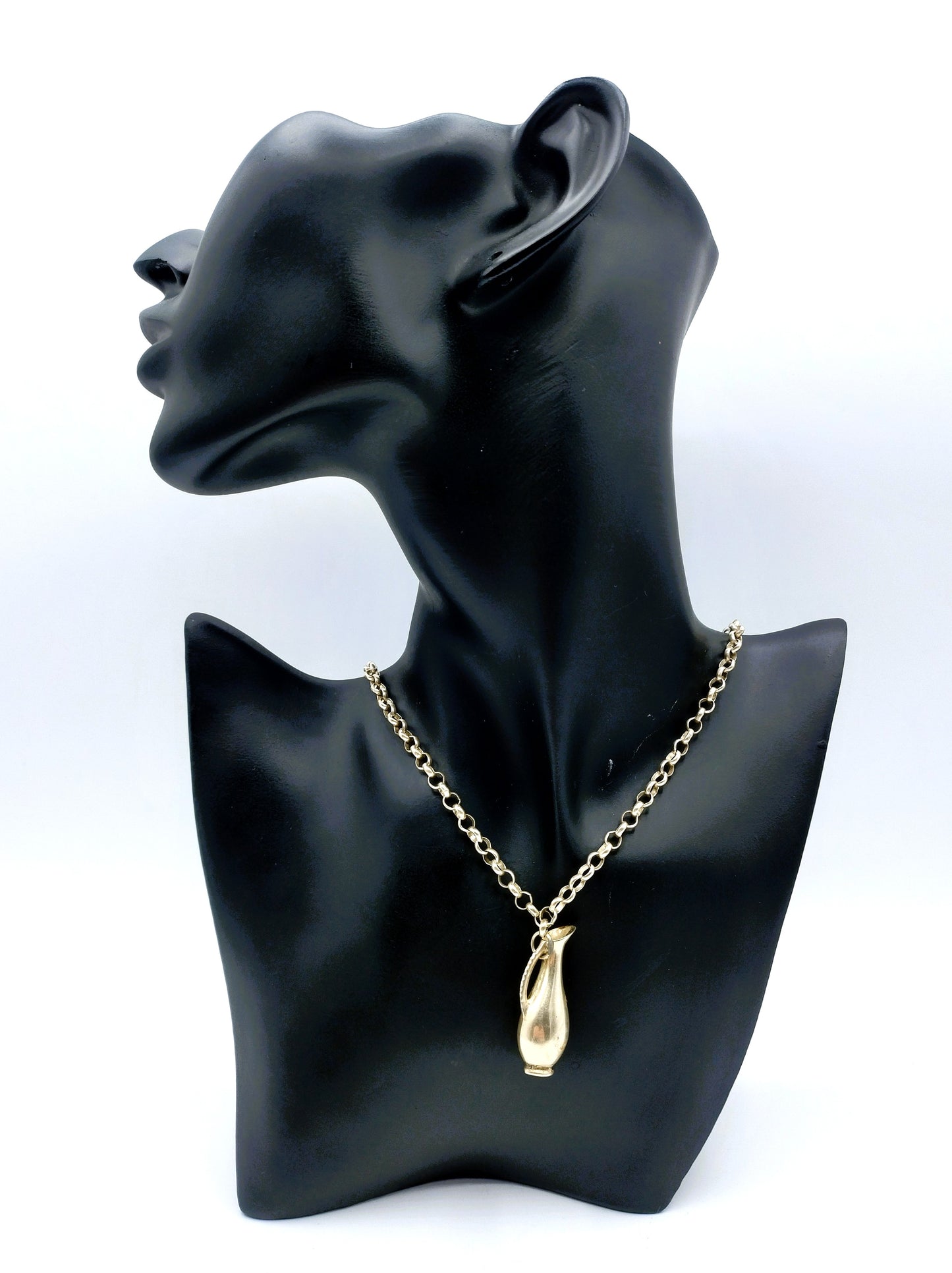 Silver jasseron chain with silver jug pendant, 63 cm.