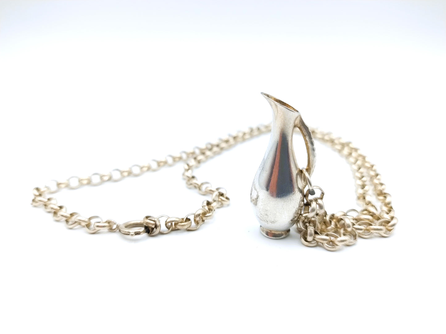 Silver jasseron chain with silver jug pendant, 63 cm.