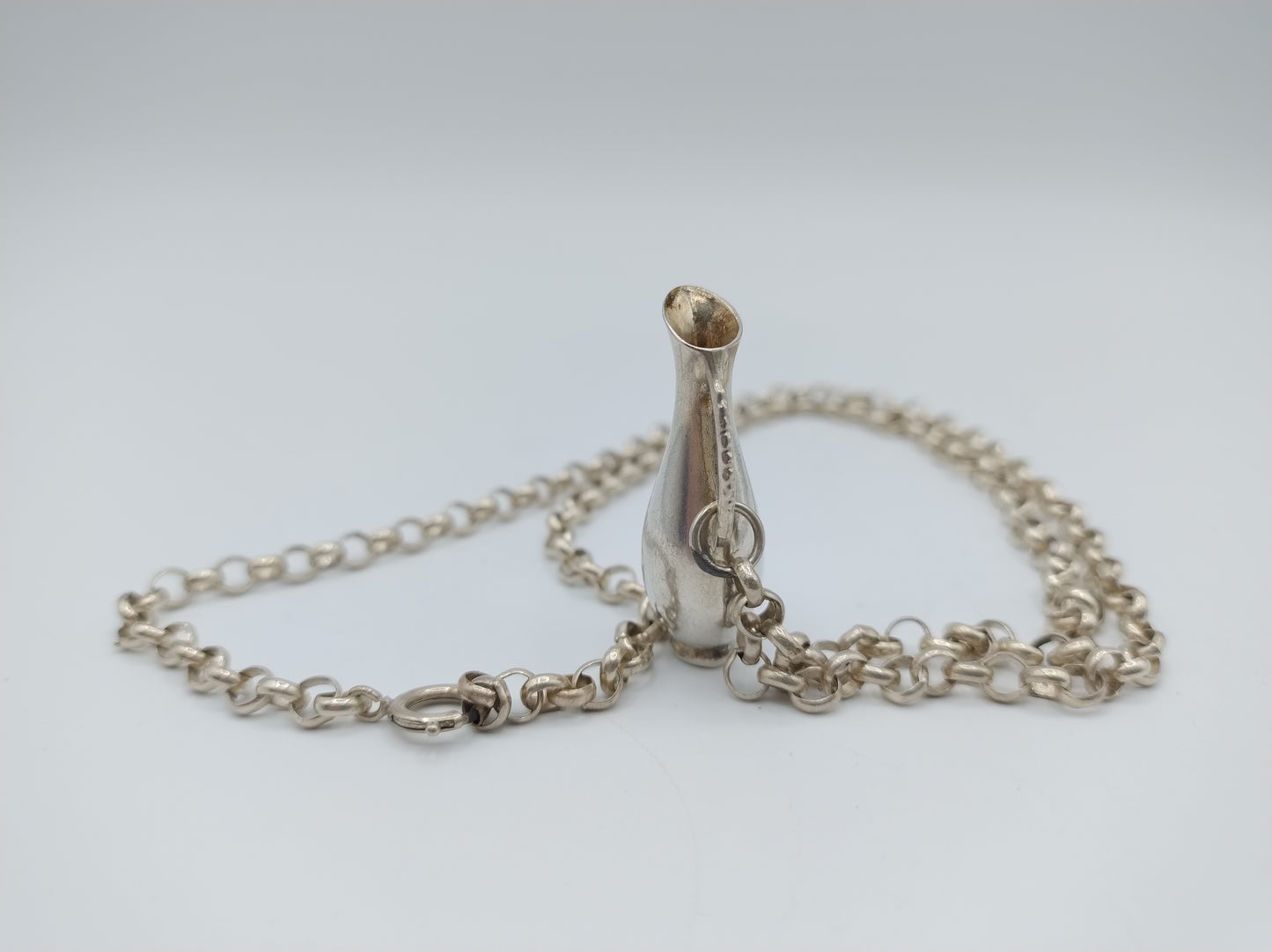 Silver jasseron chain with silver jug pendant, 63 cm.