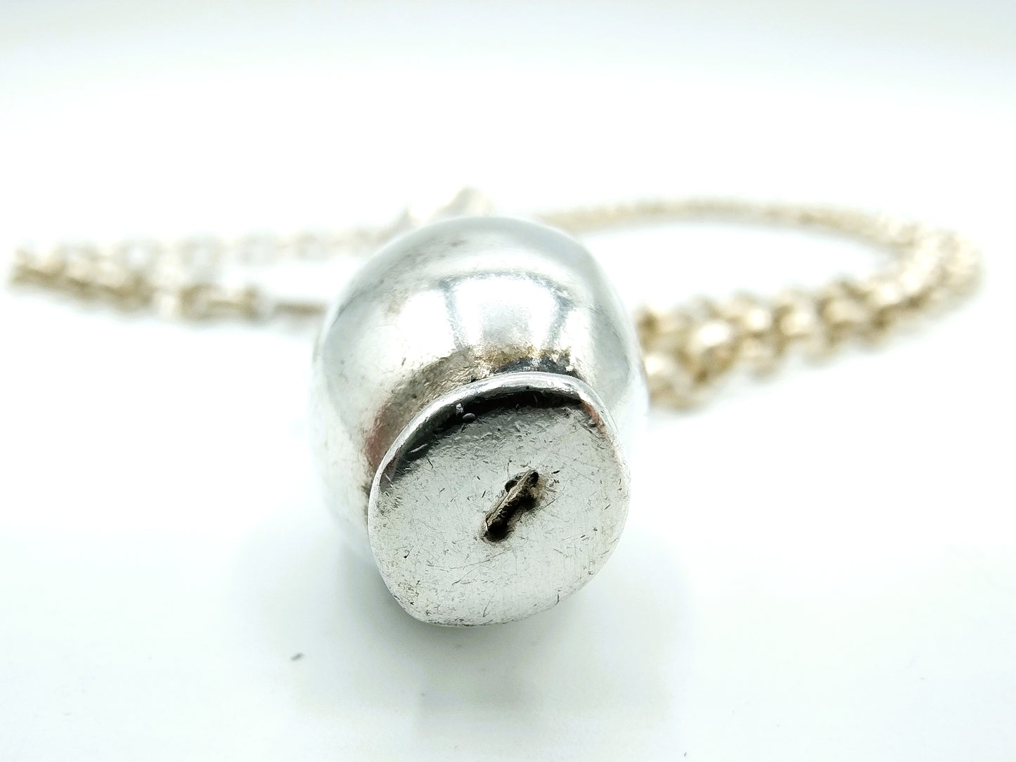 Silver jasseron chain with silver jug pendant, 63 cm.
