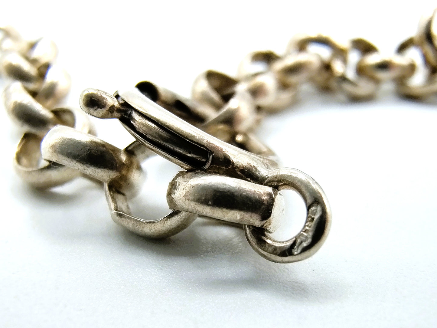 Silver jasseron chain with silver jug pendant, 63 cm.