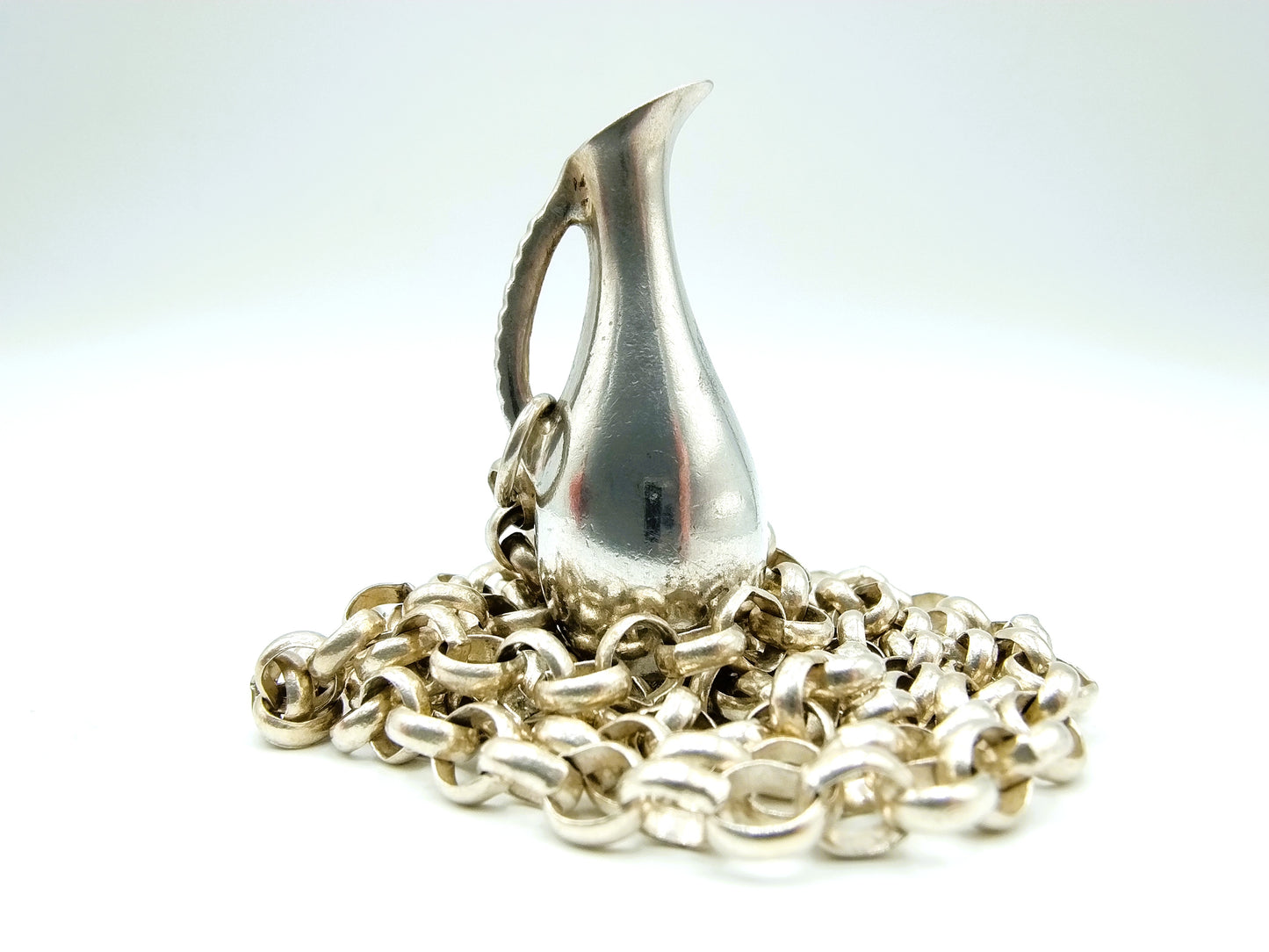 Silver jasseron chain with silver jug pendant, 63 cm.