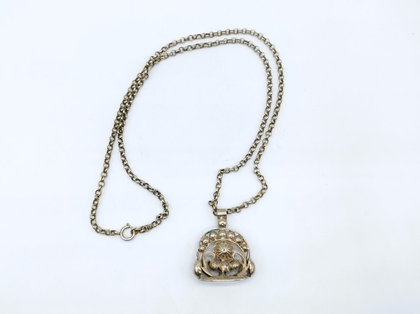 Silver jasseron chain with cachet pendant, 71 cm.