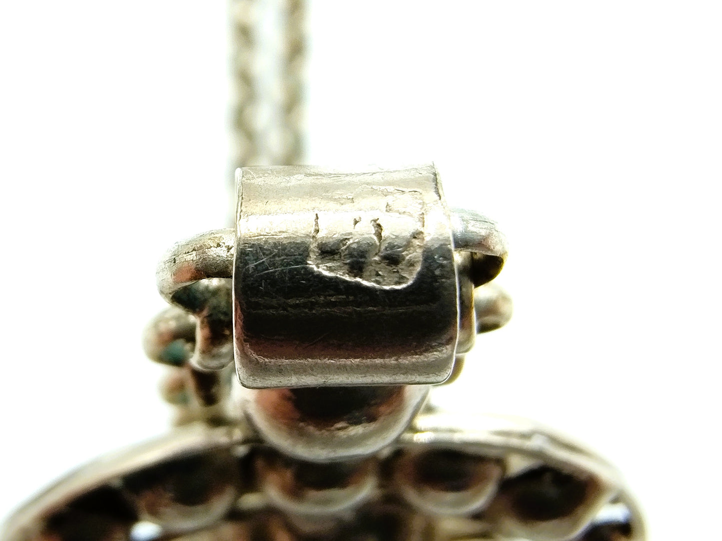 Silver jasseron chain with cachet pendant, 71 cm.