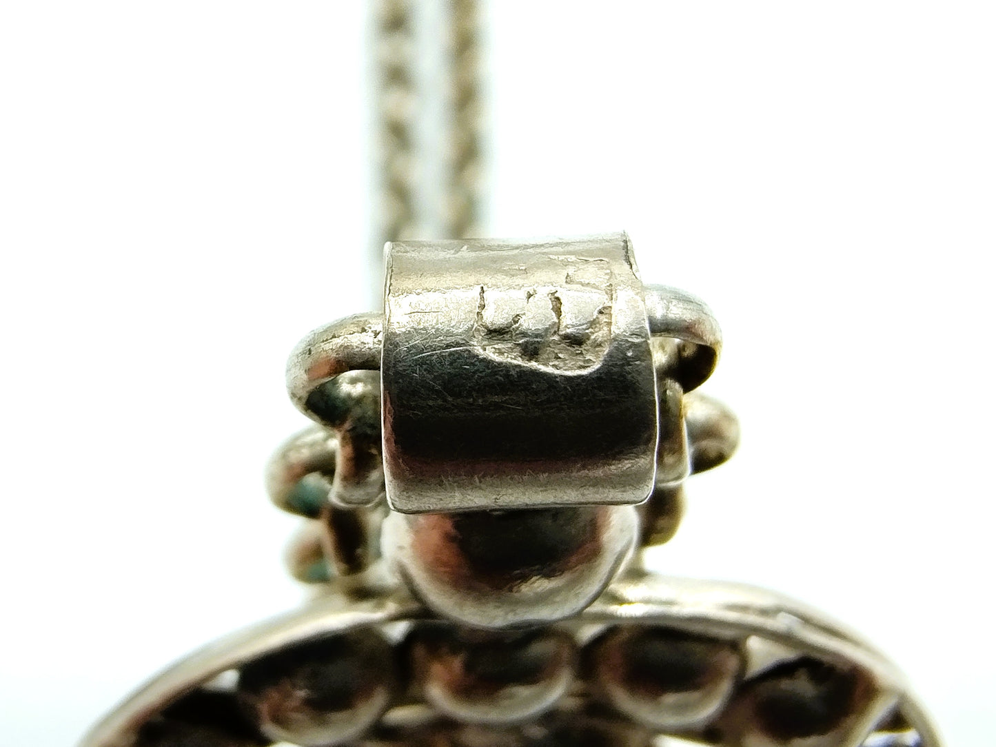Silver jasseron chain with cachet pendant, 71 cm.