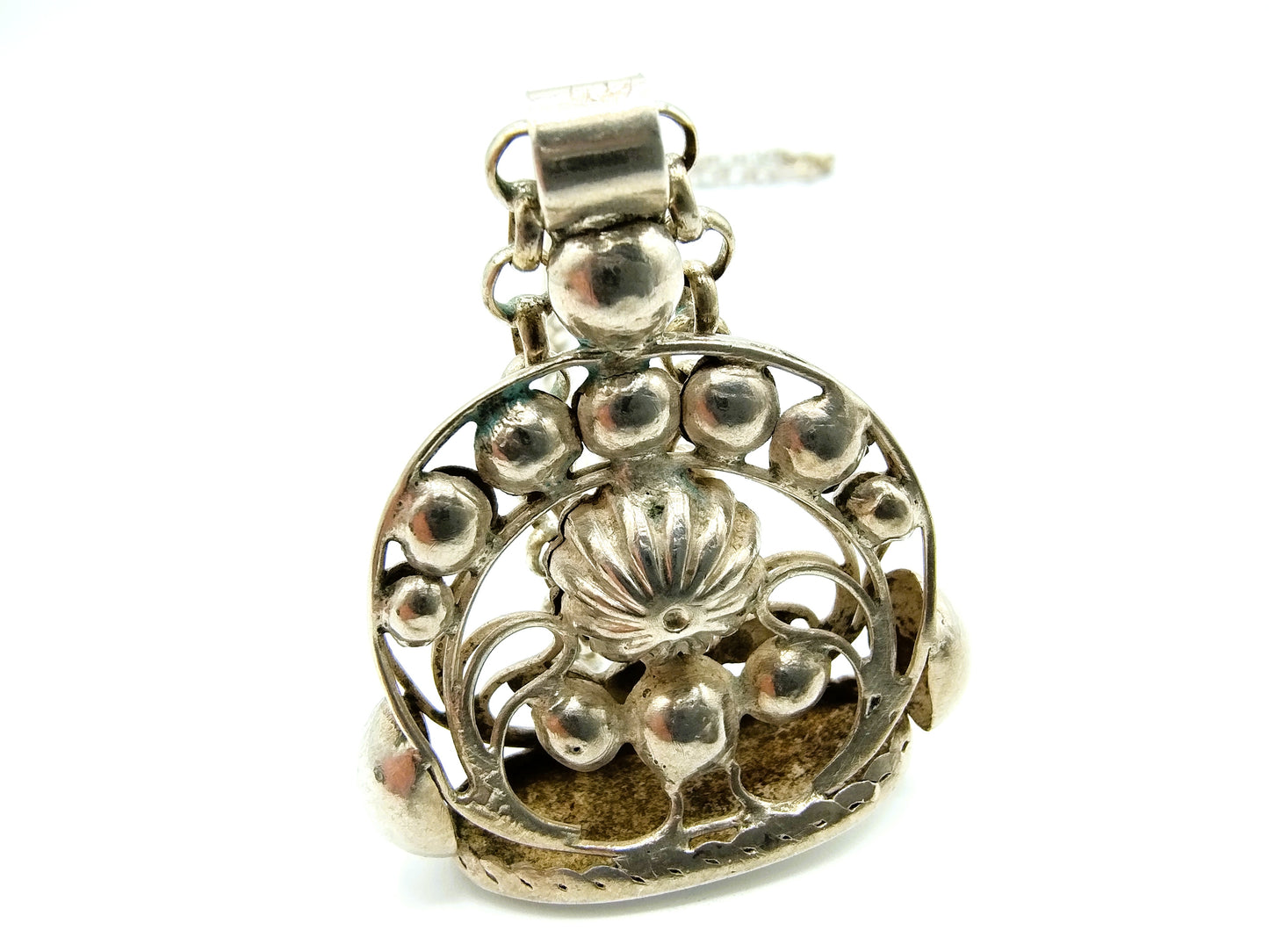 Silver jasseron chain with cachet pendant, 71 cm.