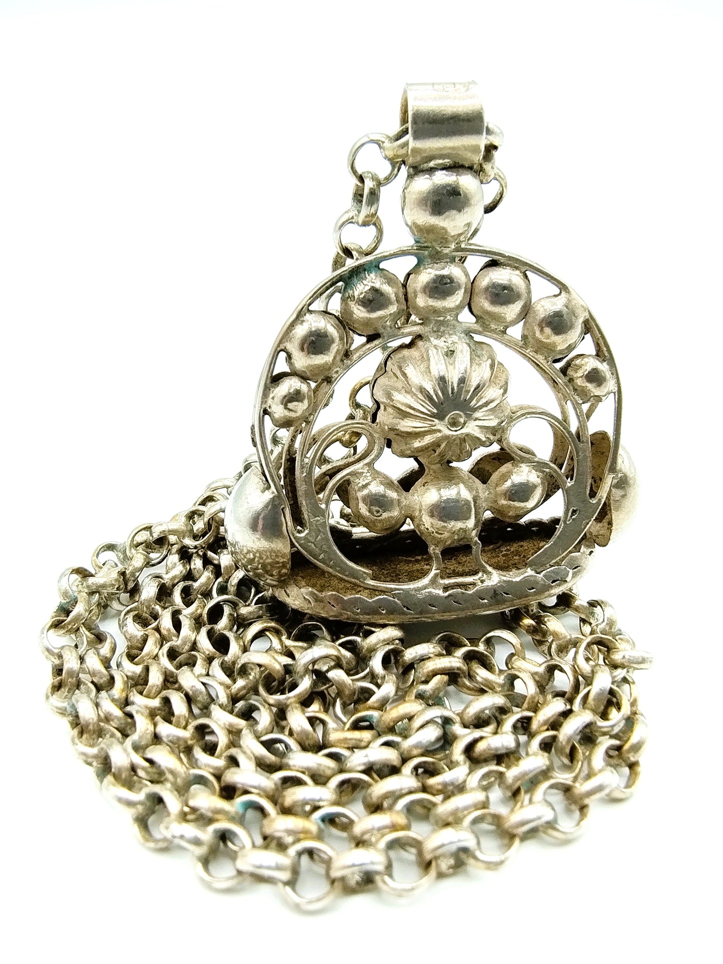 Silver jasseron chain with cachet pendant, 71 cm.