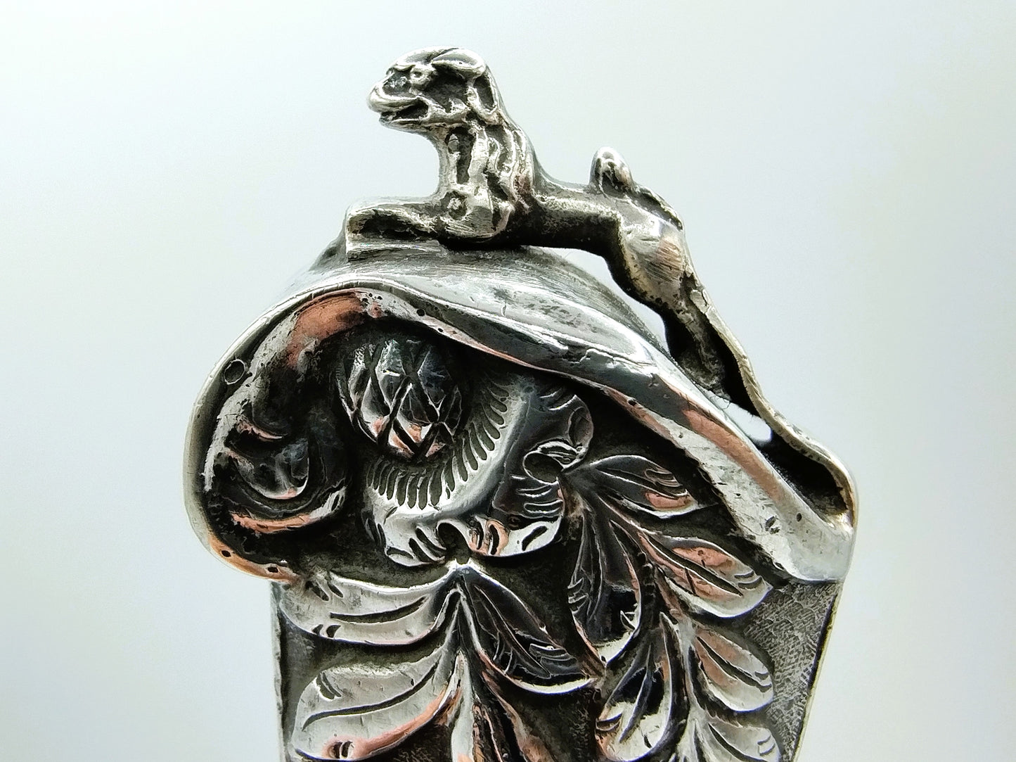 Reismes met zilveren heft uit de 18e eeuw.