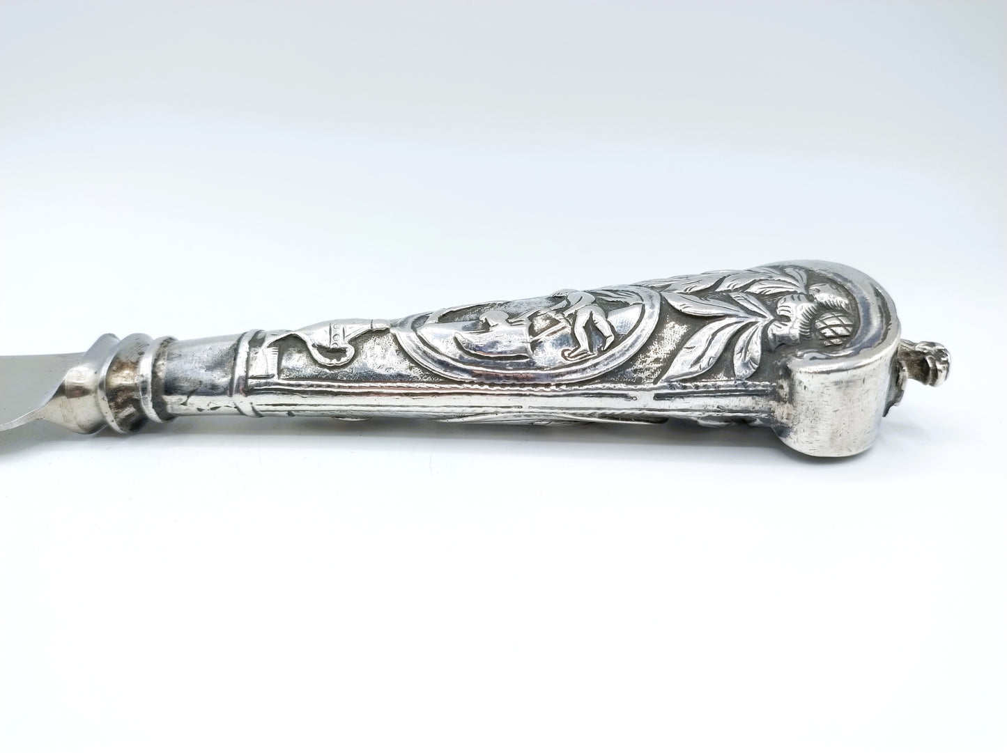 Reismes met zilveren heft uit de 18e eeuw.