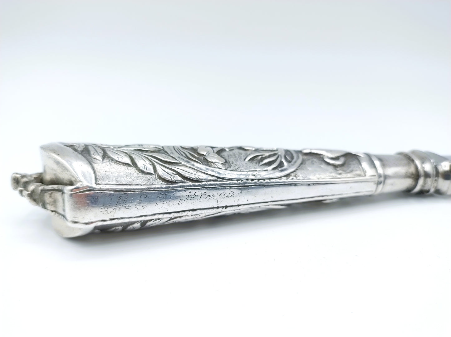 Reismes met zilveren heft uit de 18e eeuw.