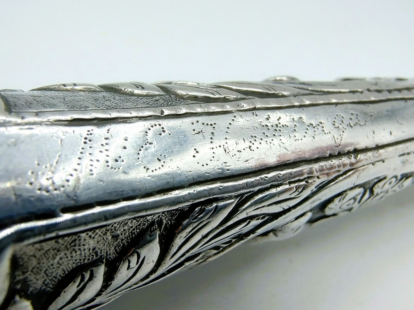 Reismes met zilveren heft uit de 18e eeuw.