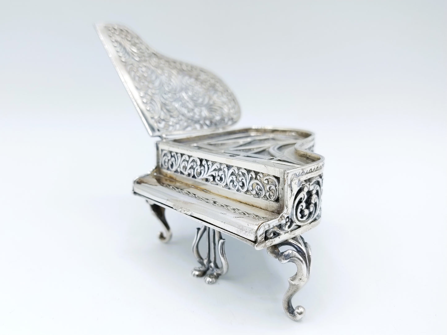 Oak room with 21 silver miniatures, Schoonhoven ca. 1975