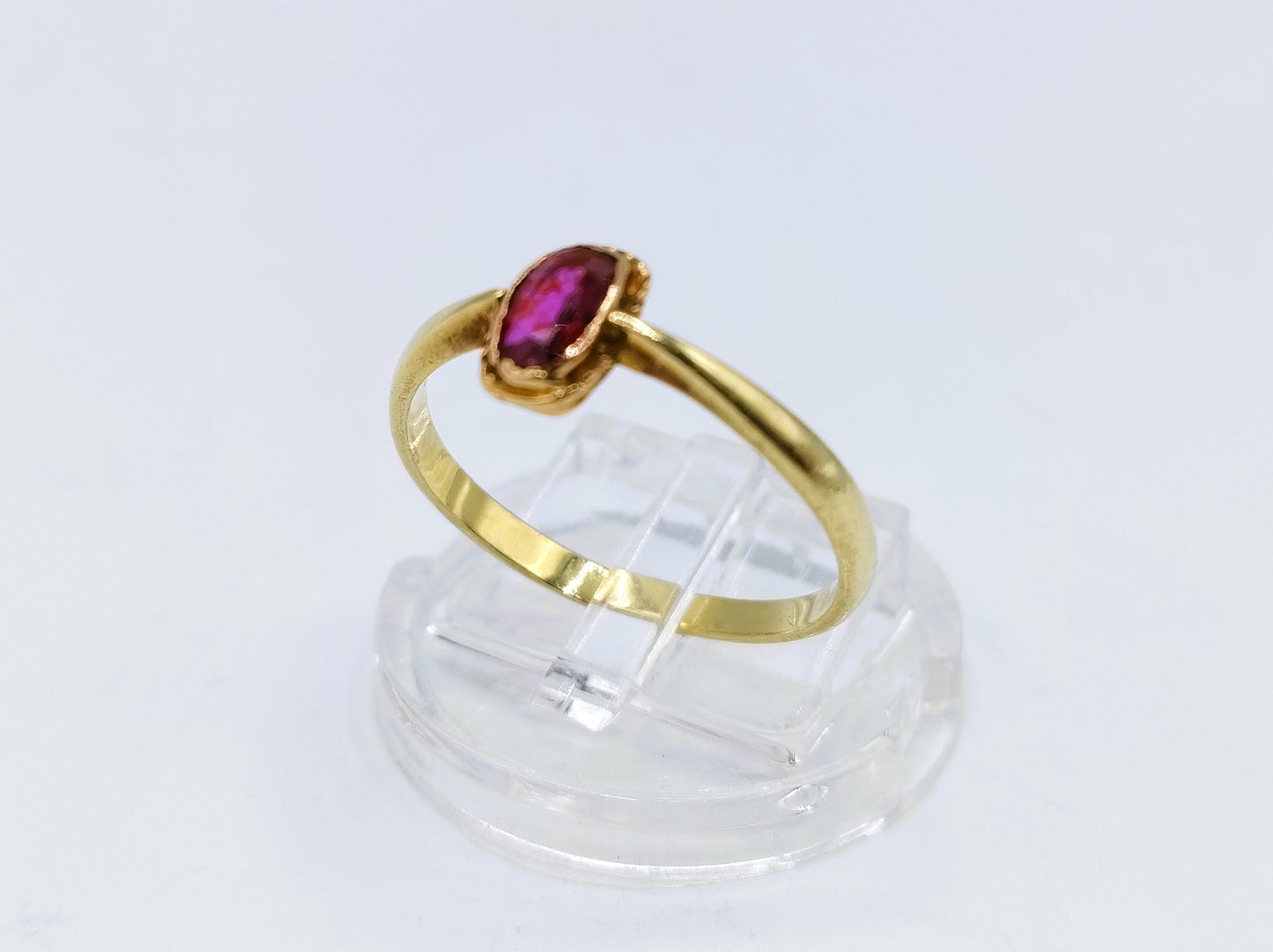 Gouden ring met robijn, 19 mm